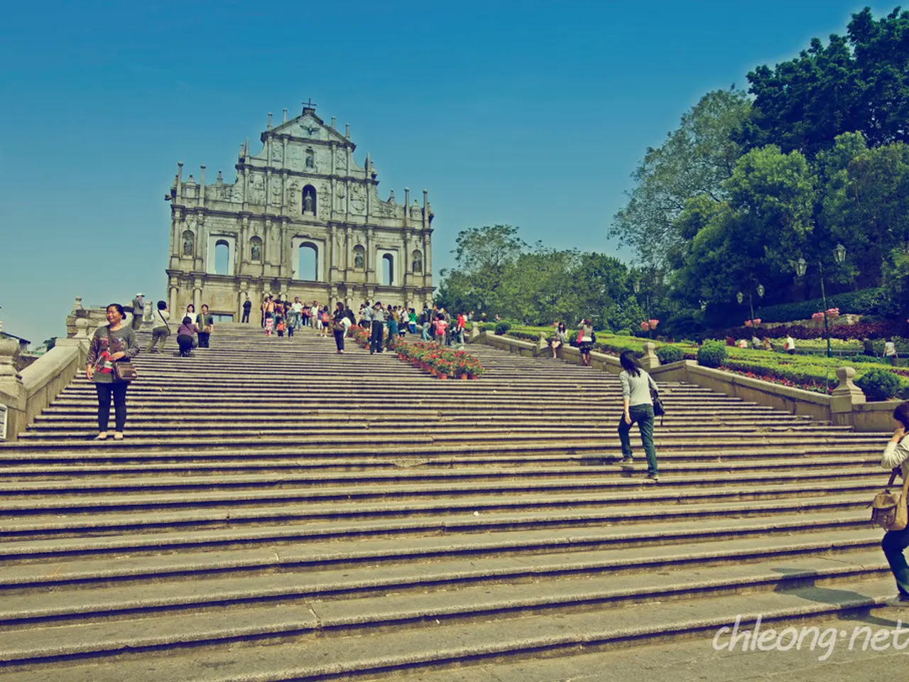 In the picture there is a monument and in front of that there are a lot of steps and there are many...